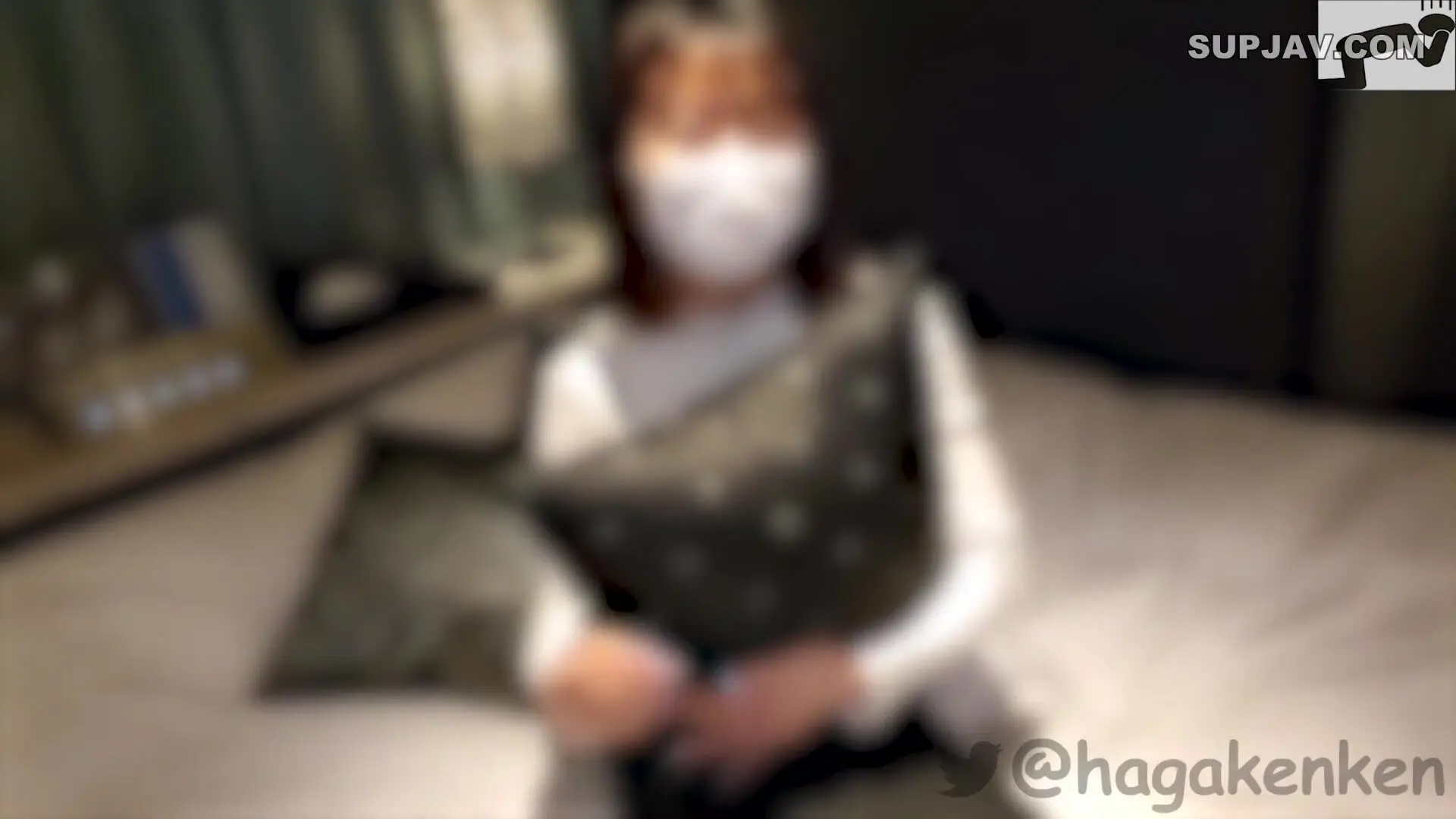 An 18-year-old bristle potato girl who was frightene...
