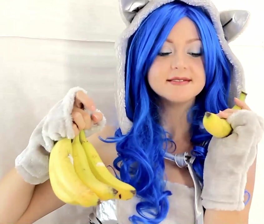 Cosplayer penetrates her hairy pussy with a banana
