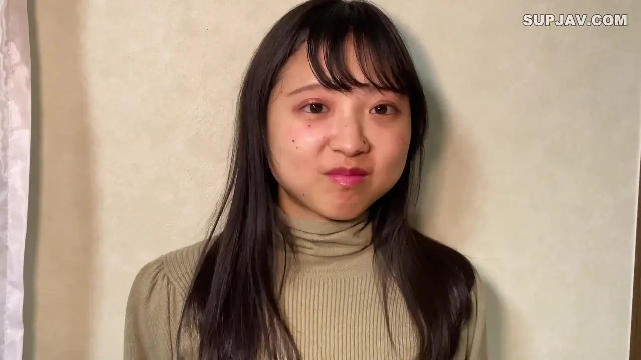 A baby-faced former junior idol who hates two punish...