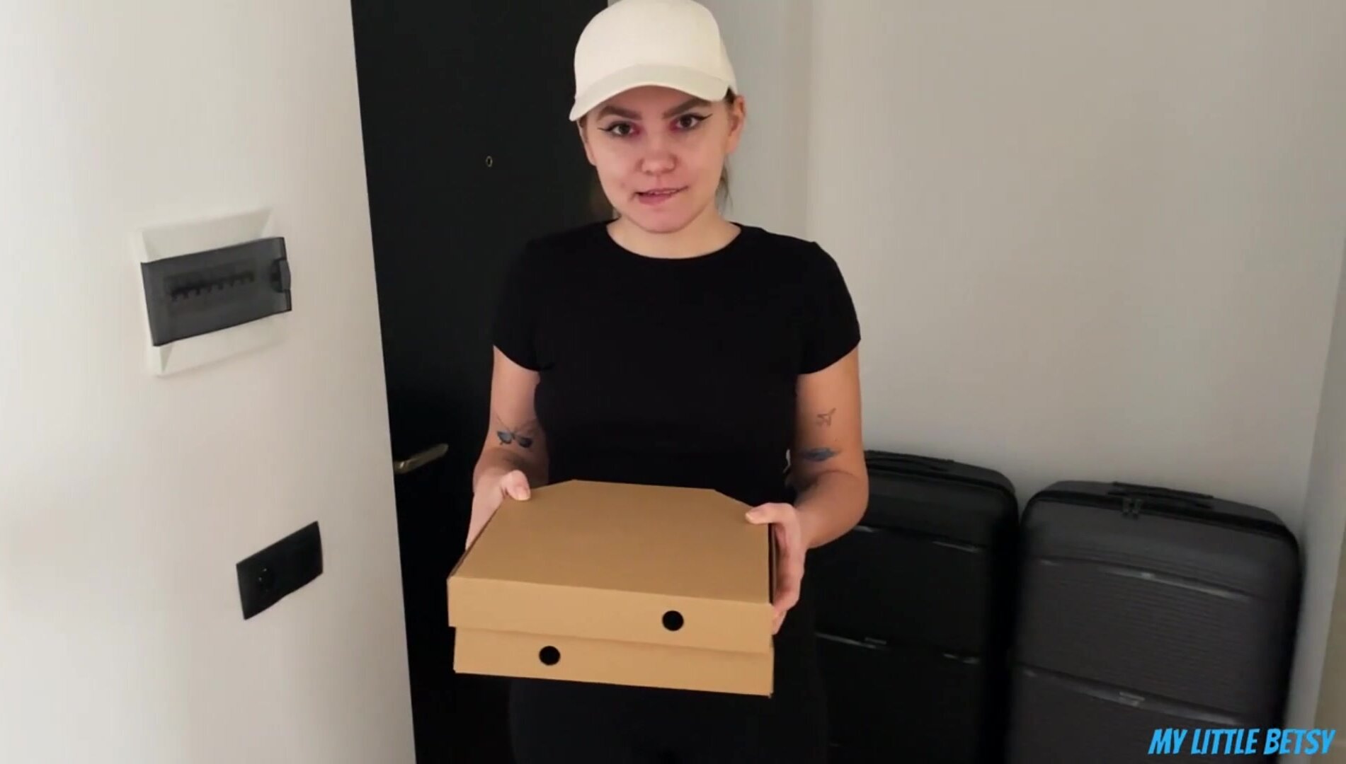 The Cute Courier Turned Out To Be A Pervert - Fucked Her And Cum In Her Mouth To Pay For Pizza