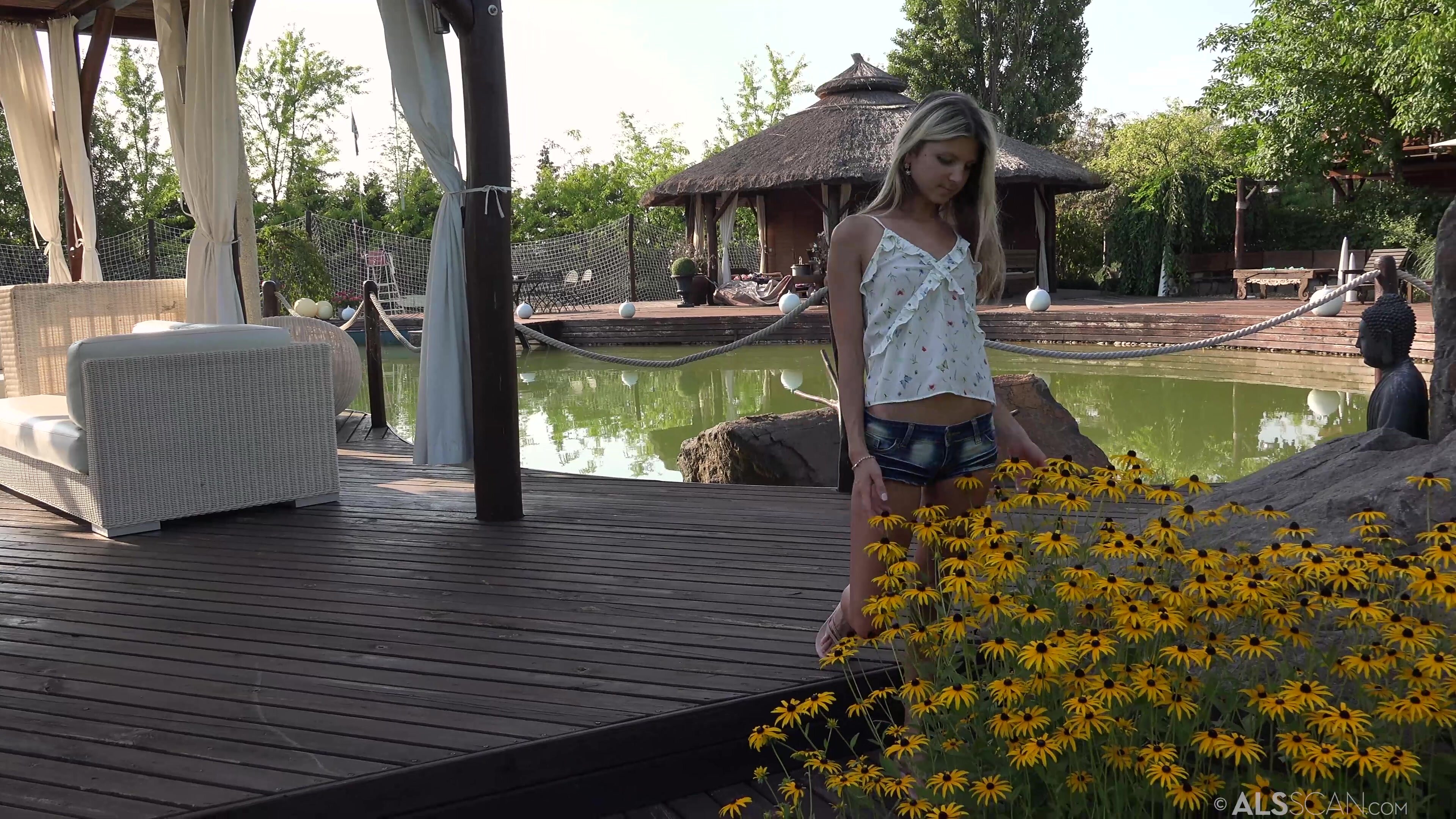 Gina Gerson - Decompress [4K]