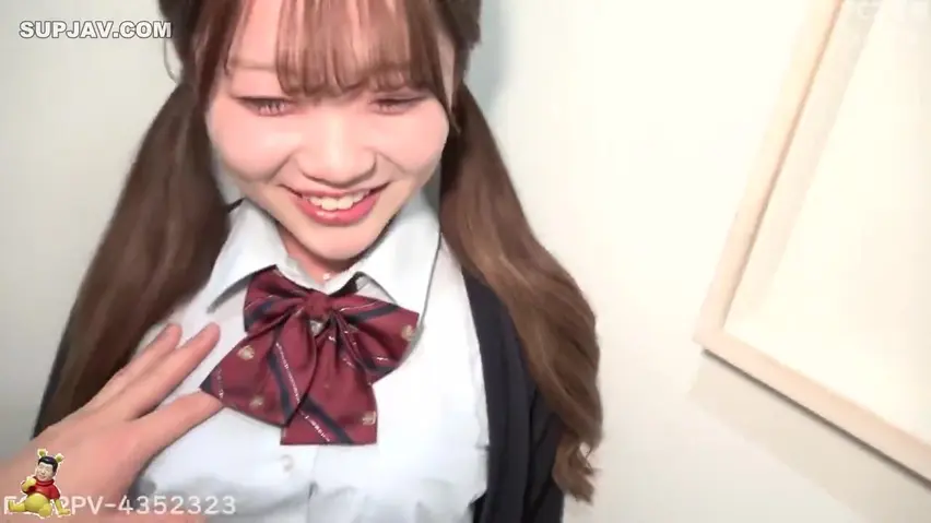 Oyoqlari yoyilgan sargish porno tomosha qiling