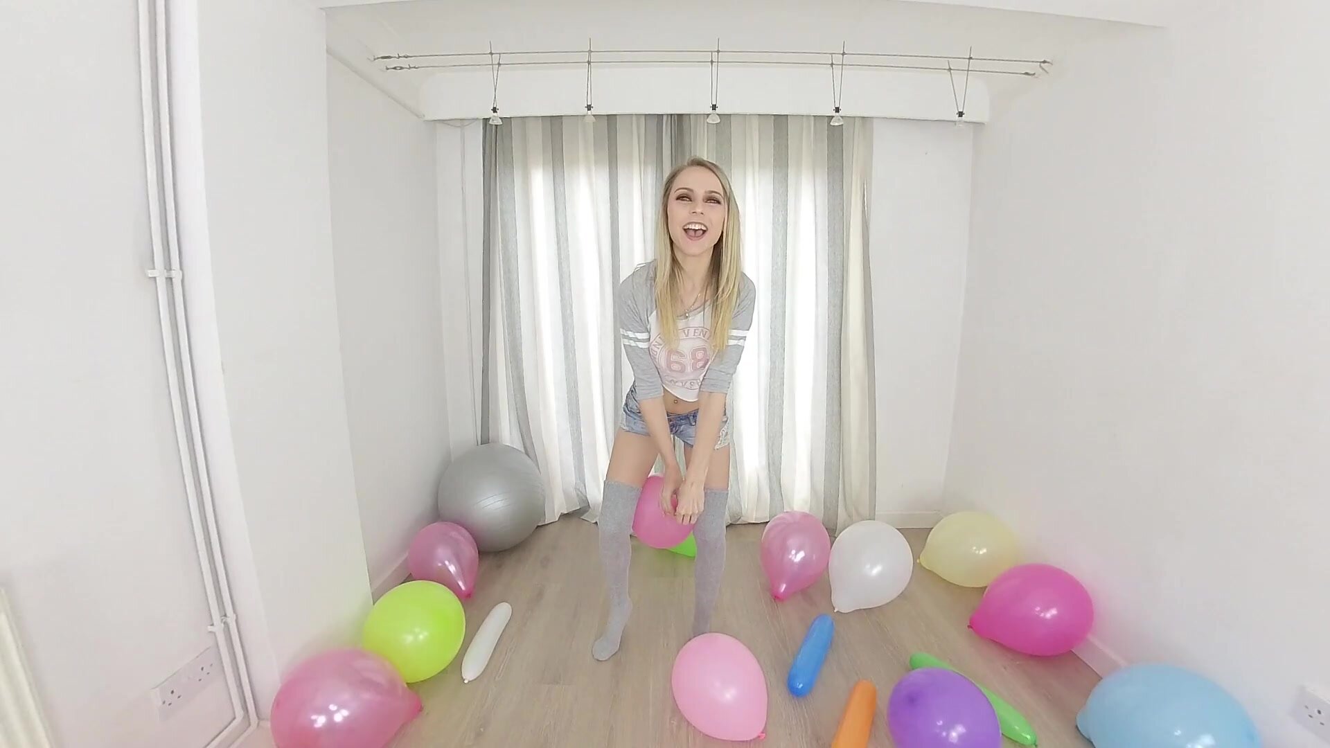 Jimmy Draws - Chloe Toy - Balloon popping