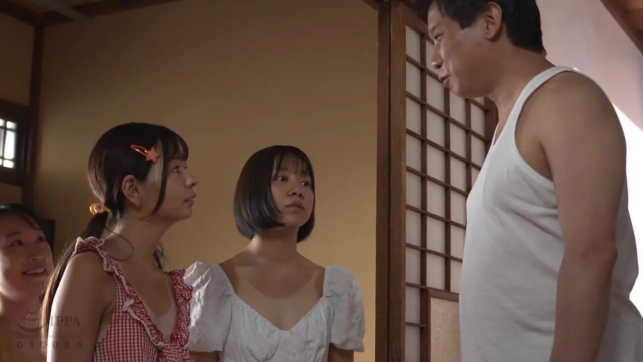 T-38022 Tanned Niece Sisters Ito Akana And Yuka Ichi...