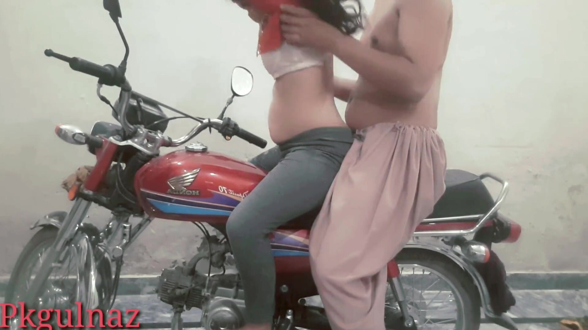 Pkgulnaz - Indian College Girl Fucked by her Boyfriend on Bike