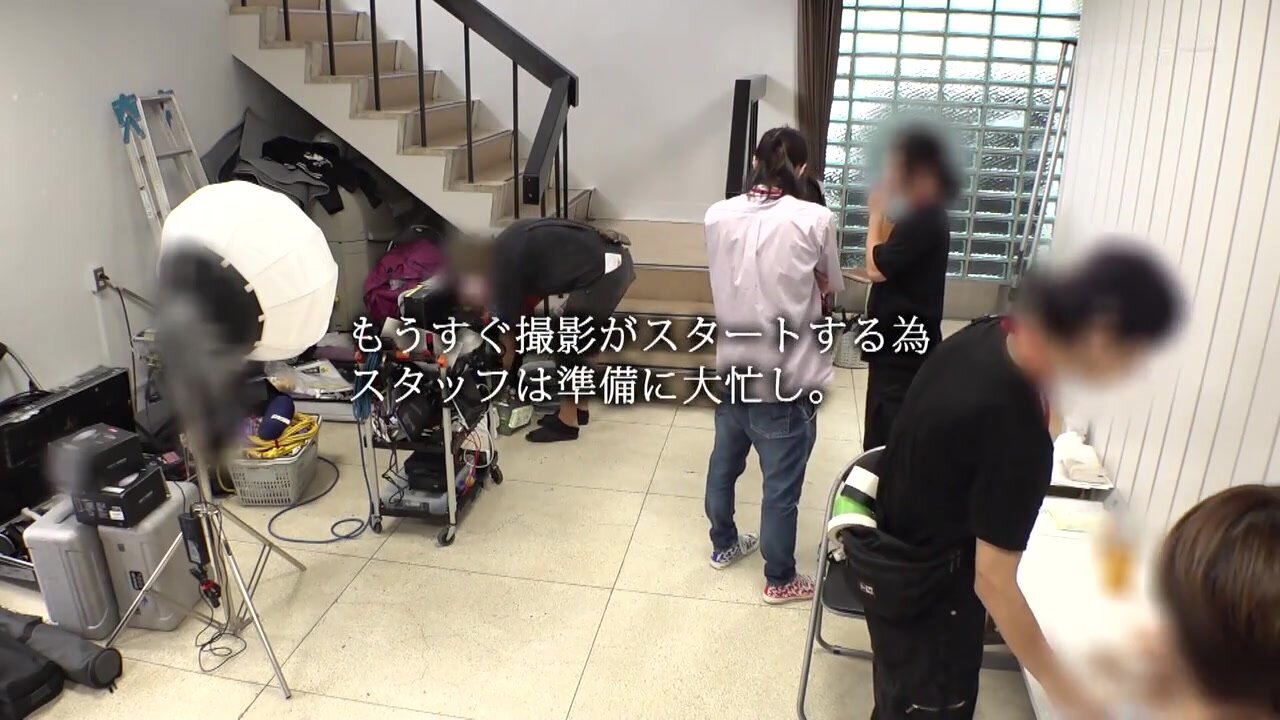 SDJS-298 A female assistant director at an AV studio stands in for an actress and gets bullied and bukkake'd in men's clothing. SOD female employee, production department assistant director, Yoshimi Nitta