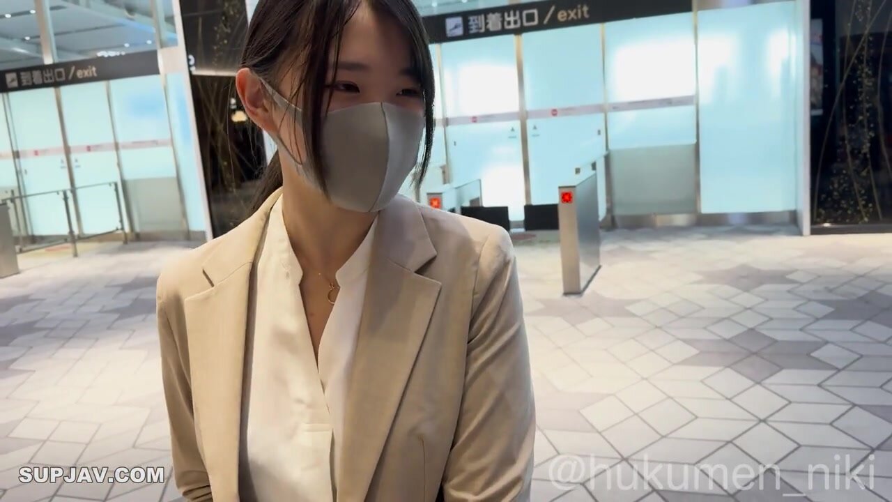 First appearance as a real amateur! A working D-cup new graduate office lady who came home at the end of the year has fun inserting a remote vibrator at the airport w