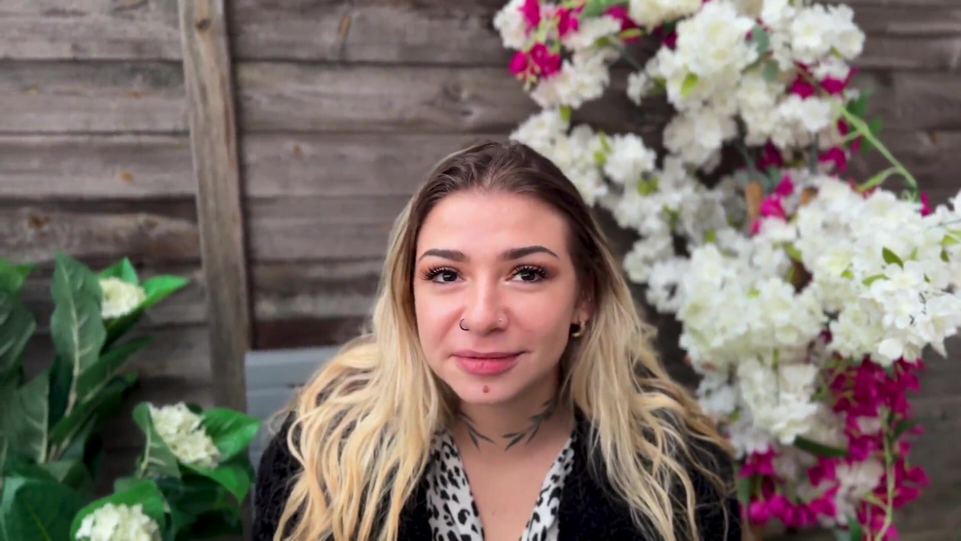 JacquieEtMichelTV – Sienna, 27 Years Old, Care Assistant In Toulouse