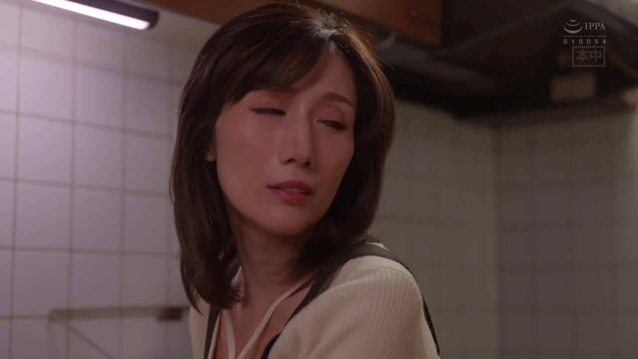 HMN-693 My aunt ran away from home because her husband had an affair and started hanging out at my house... I was turned on by her J-cup breasts and lonely expression, and I creampied her over and over again for a week. JULIA