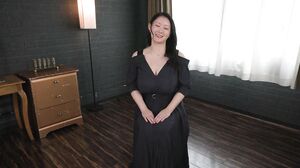 JUR-044 A mountain of breasts bigger than Mt. Fuji, a spectacular N-cup. Madonna's big new face, Jogasaki Momose, 35 years old, AV DEBUT