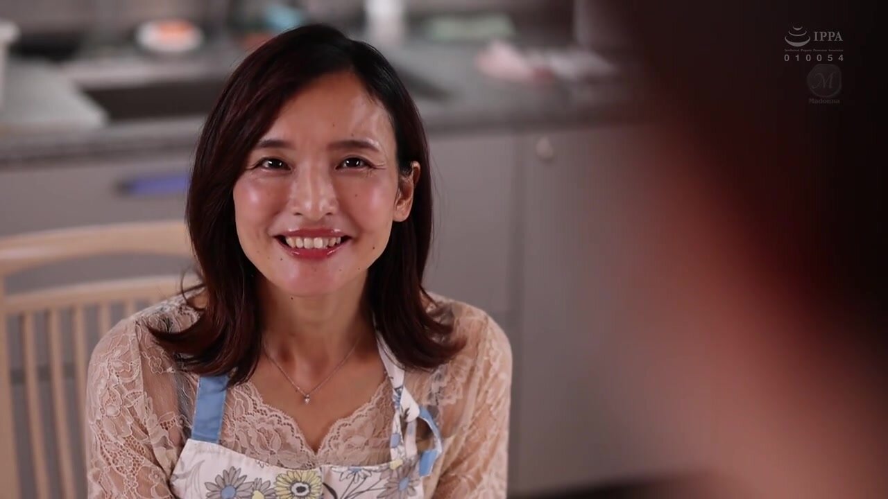 ROE-332 MONROE exclusive, former CA married woman, creampie ban lifted!! My friend's beautiful mother, days of indulging in kisses and conception. Aoi Yoshise