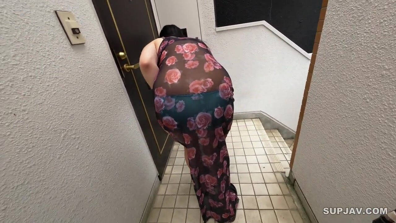 [Private shoot, raw sex at home while her husband is away] <Clean and beautiful wife> Her husband is away on a business trip and her vagina is in a throbbing state! She can do whatever she wants in the kitchen!