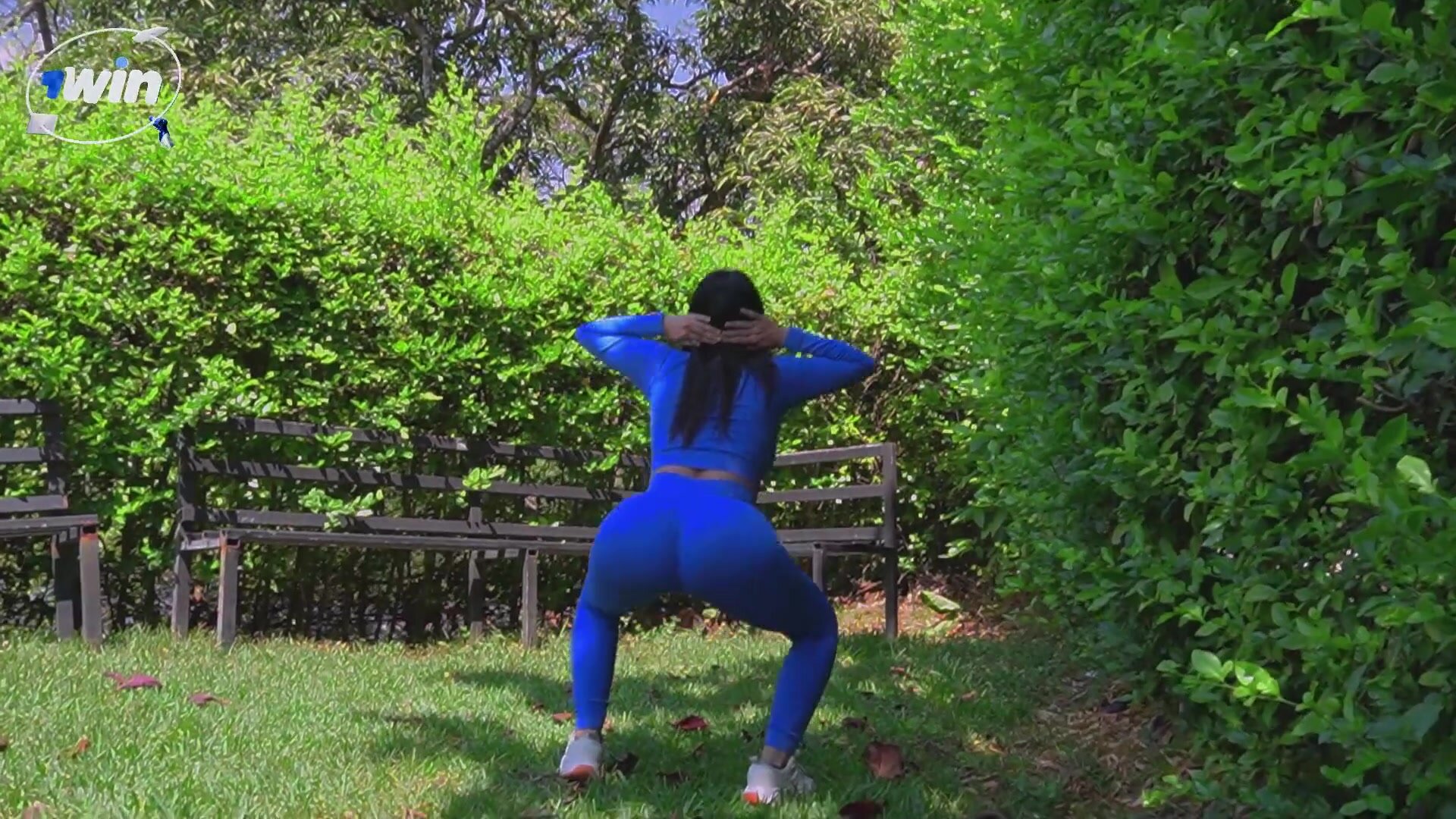 Jenifer Play - De Camino Al Gym Follo En Un Parque