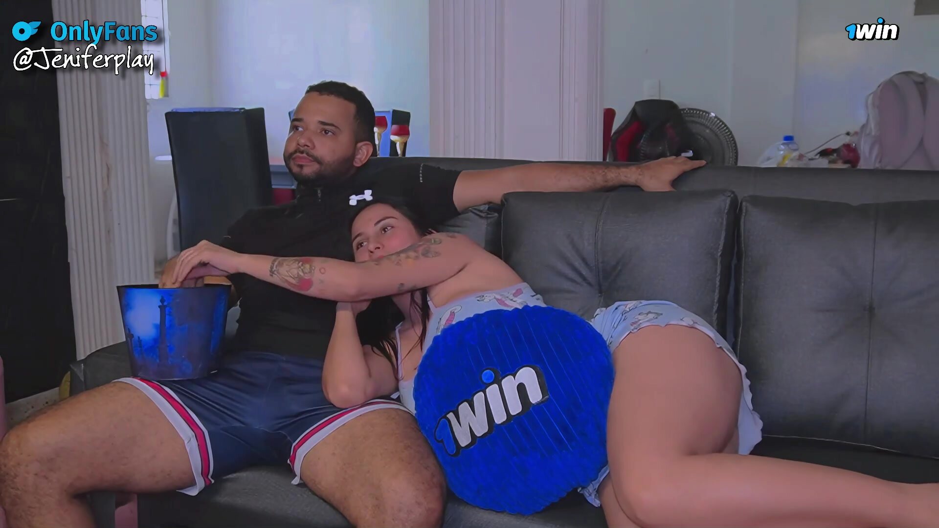 Jenifer Play - Le Da Una Erección Mientras Ve Una Pelicula Con Su Hermanastra Jenifer Play