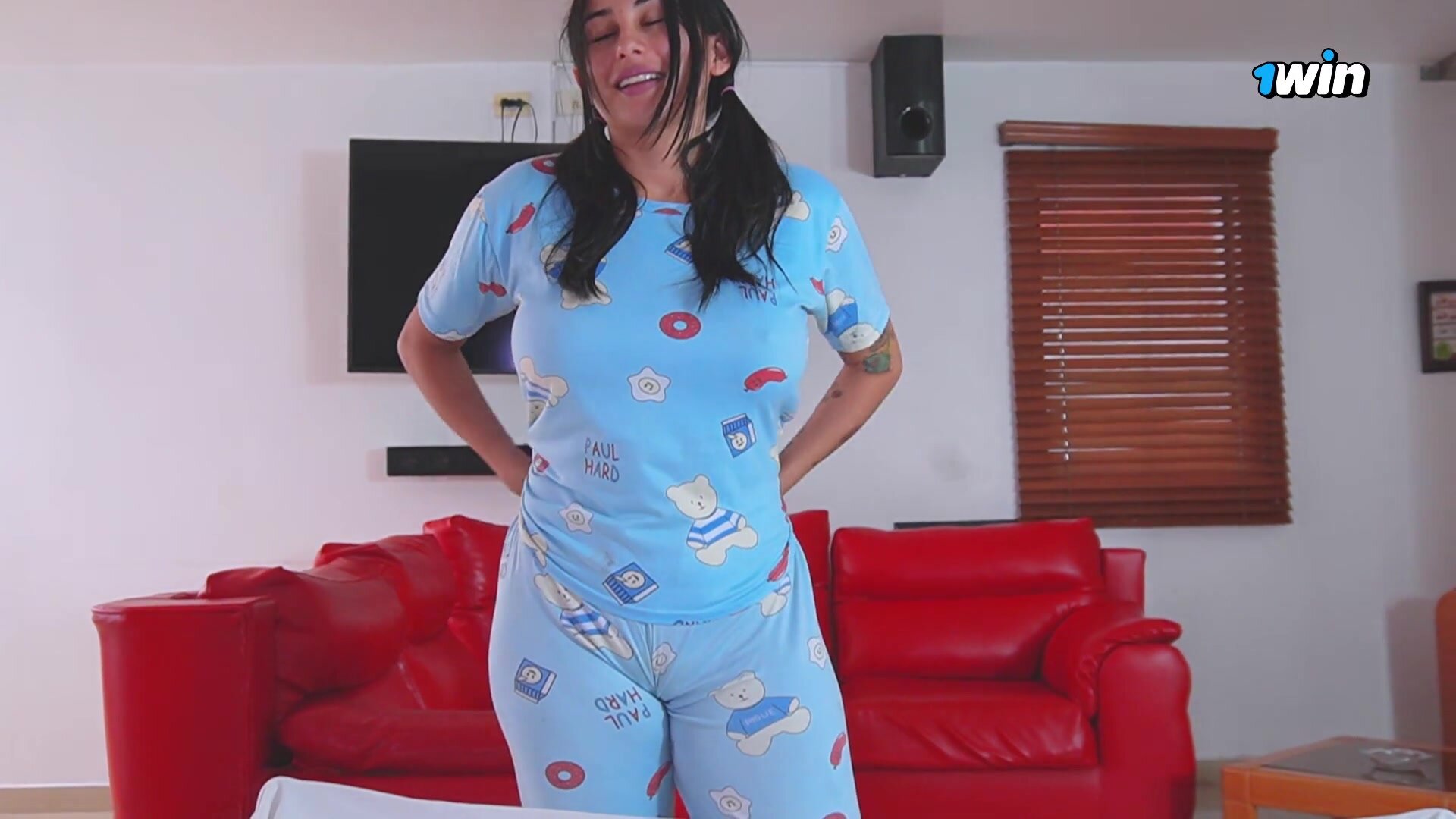Jenifer Play - Mi Hermanastro Decubre Mos Videos Porno Y Tengo Que Follar Para Que No Hable!