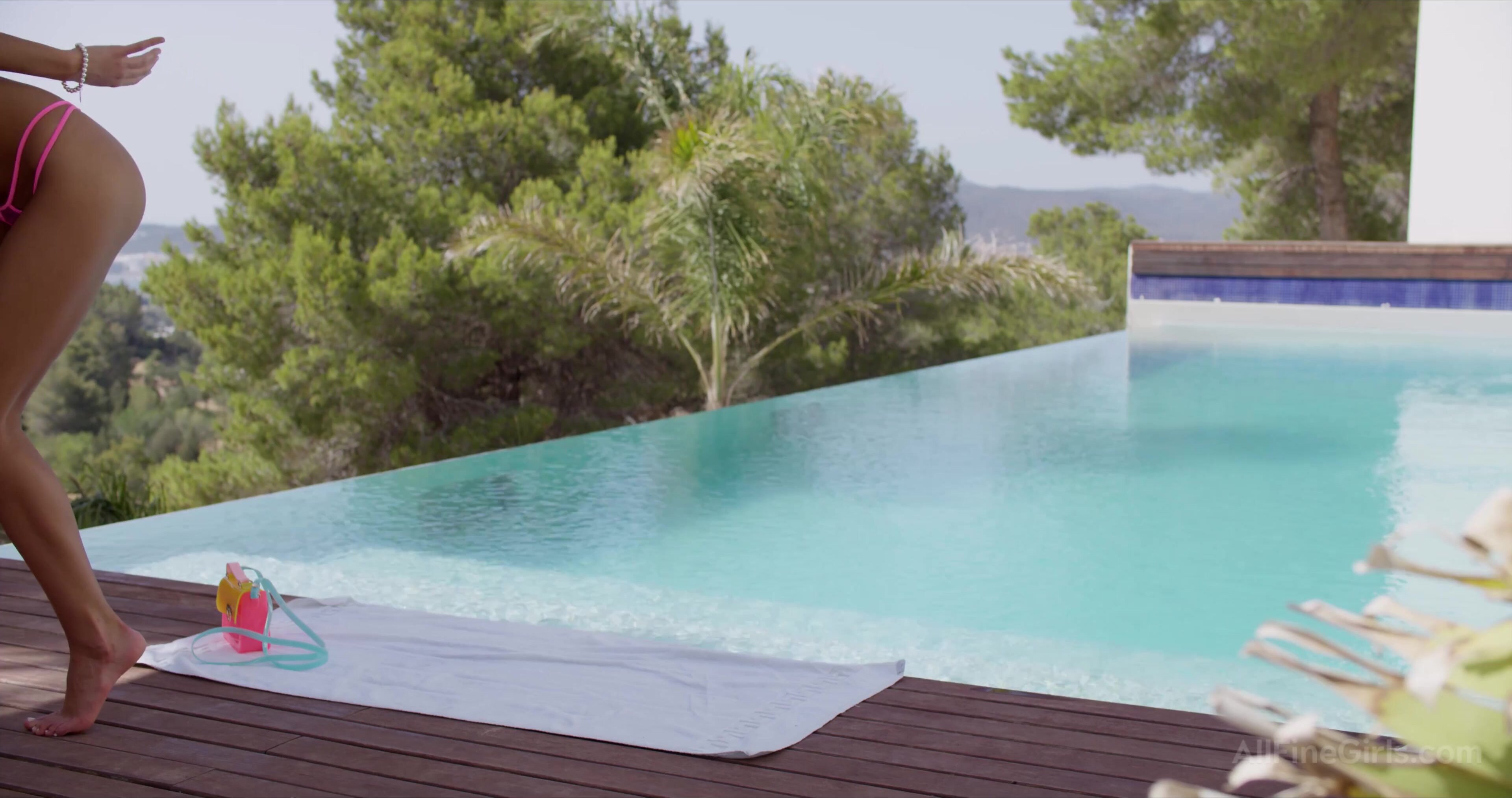 Melena - Pool Time