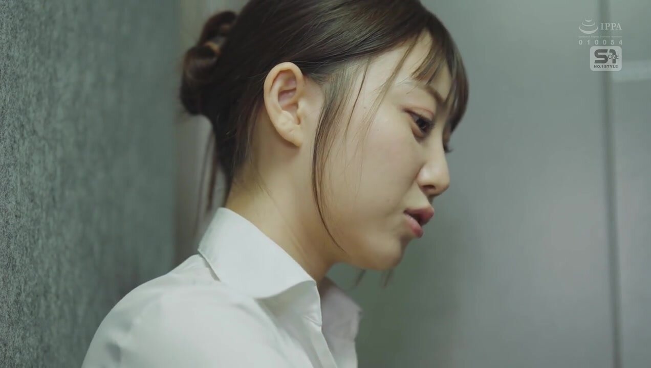 SONE-680 I'm on a business trip with a cute but cheeky coworker who hates me, and I miss the last train, so I end up sharing a room with her. When I wake up in the morning, she's acting like a little sister and wants my dick... Rika Natsuzora
