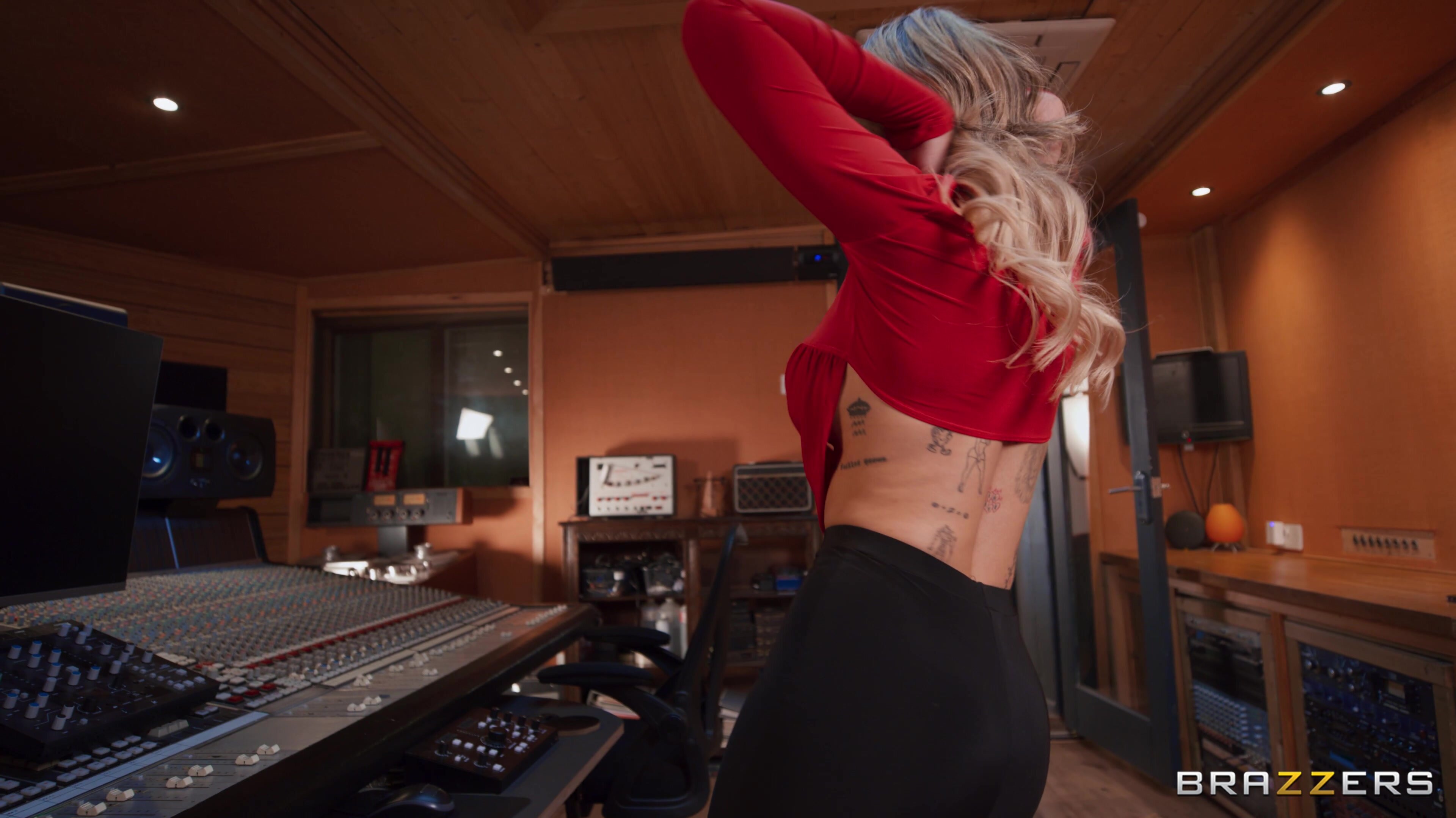 Kenia Music - The Vocal Voyeur in 4K