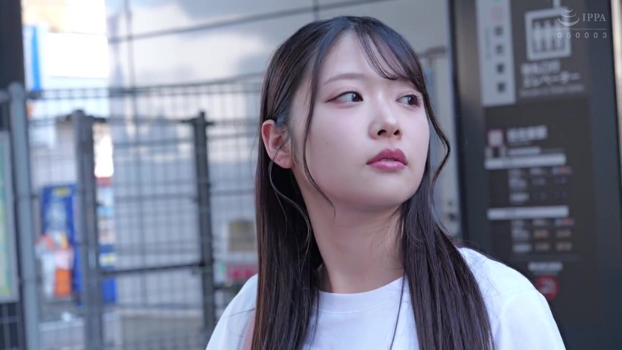 REAL-910 I was flowers without consent and without question. I was gang-flowers by men and devoured during a model photo shoot. Ema Futaba
