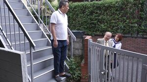 SORA-595 A 45-year-old unemployed man becomes a younger brother and completely dominates an earnest female student by brainwashing her into squirting, Azu Amatsuki