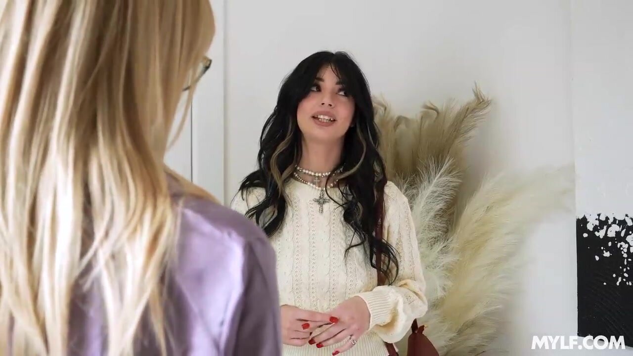 Diana Grace, Asteria Jade - Feminist Revolutionary Fucks Her Favorite Authors Pussy With A Strap-On