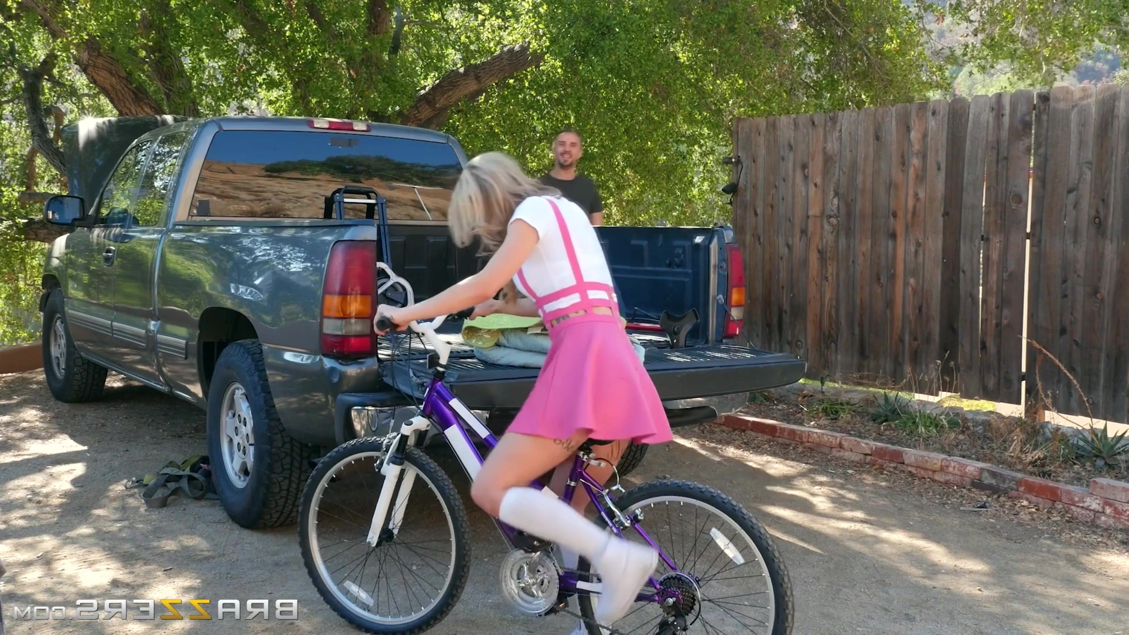 Kali Roses - Why She Likes To Bike