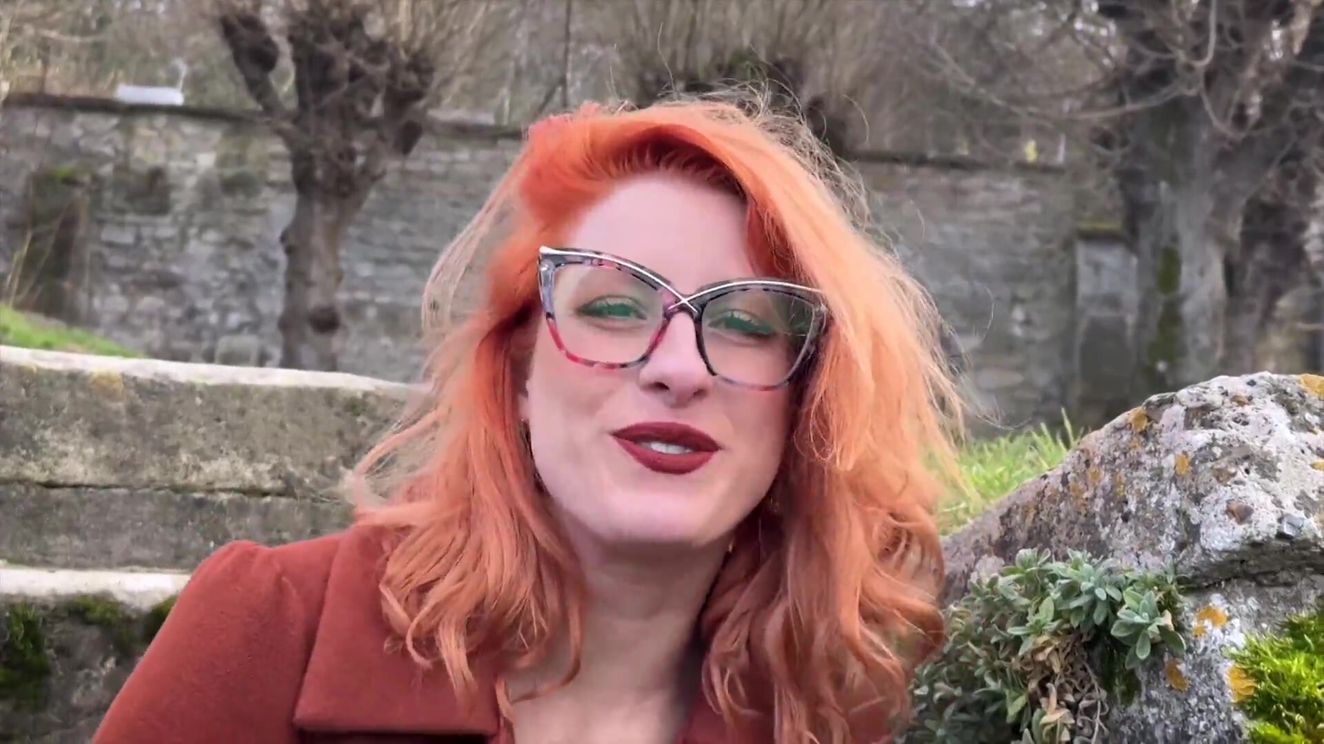 JacquieEtMichelTV – Little Foxy, 31, wanted some entertainment