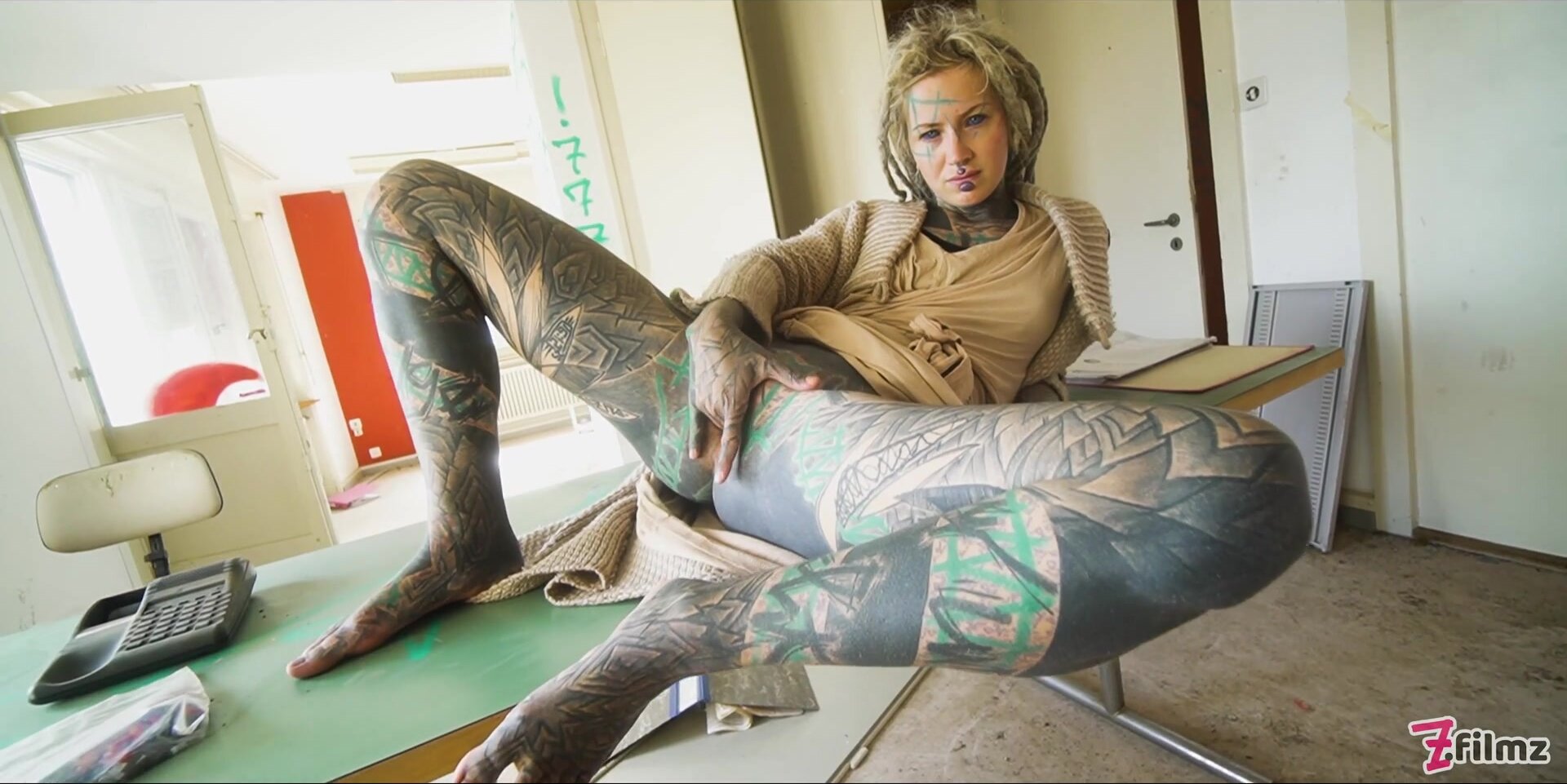Z-Filmz - Anuskatzz And Lily Lu Pisses On A Desk