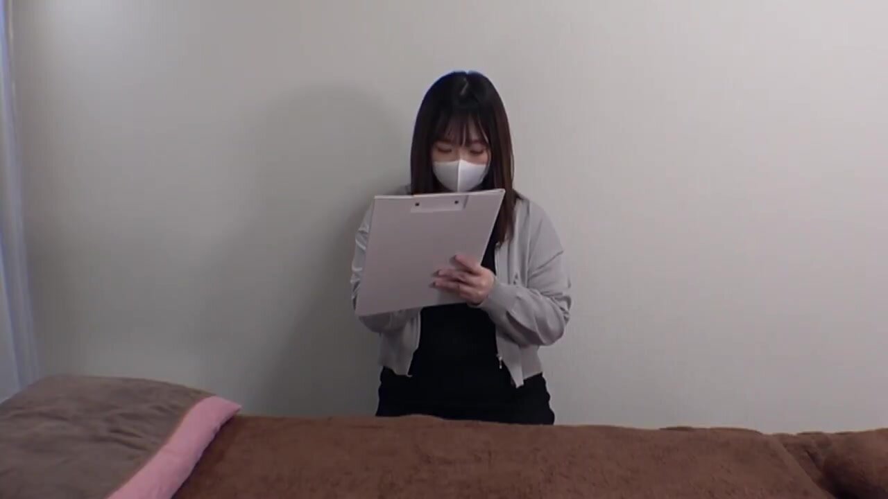 A Very Beautiful And Voluptuous Woman Who Looks Like An Office Lady Came To The Store. She Seemed To Really Like The Oil Massage On Her Groin Area!