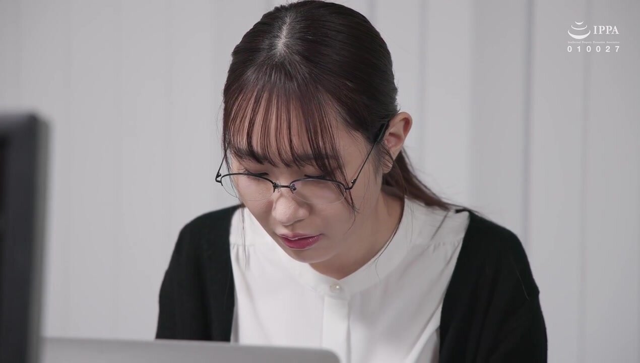 AKDL-325 I can’t believe sex with the dull senpai who’s hated at work turned out to be exactly my type…