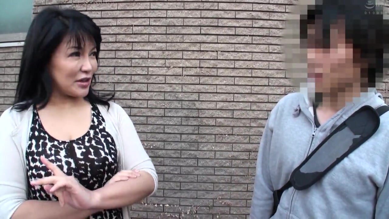 ERDM-162 (Why is there a slut in a place like this?) An unexpected encounter! An alley where lewd aunties lurk! I was picked up by a man and taken to a place where I was molested... 4 hours