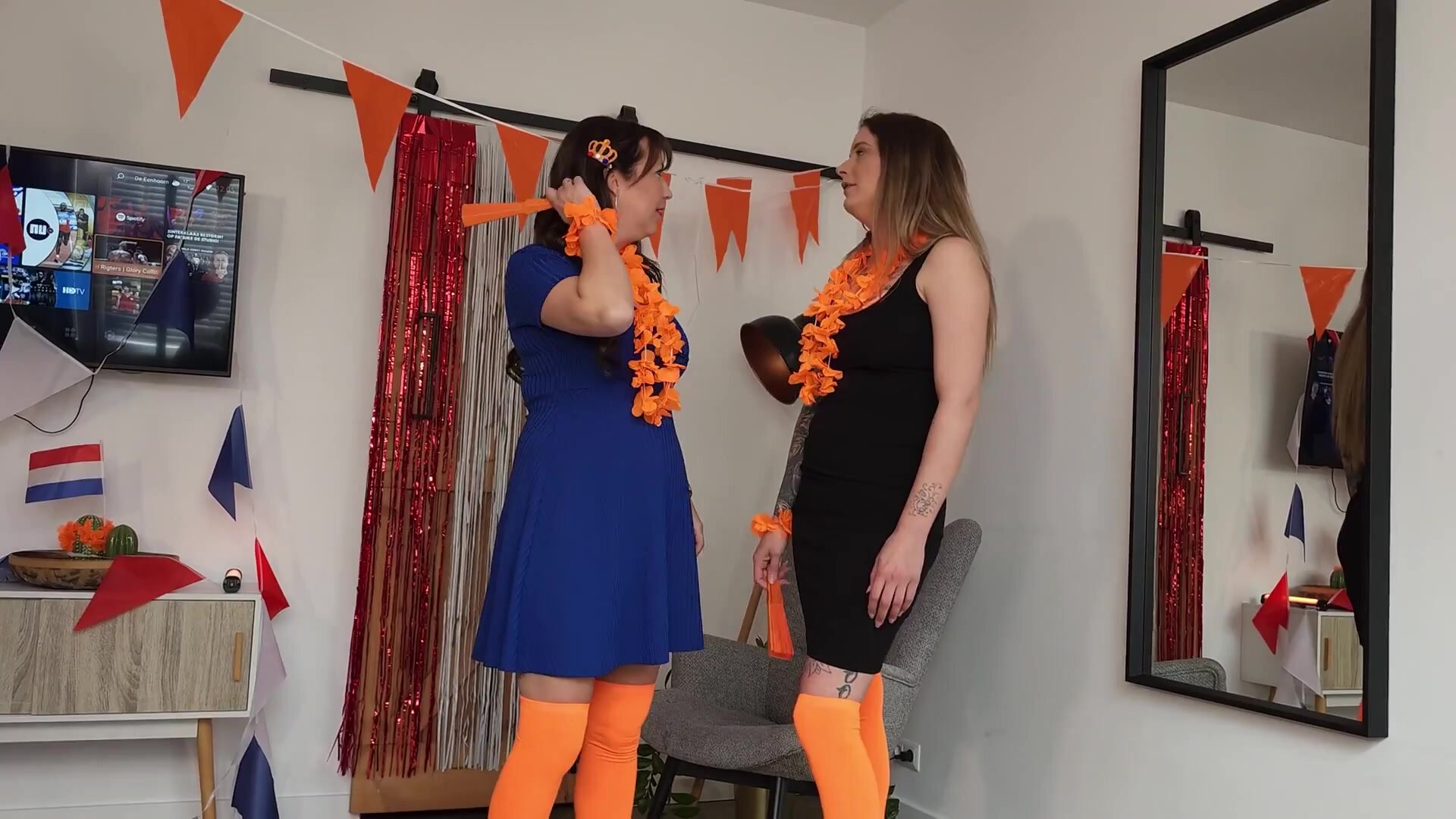 Daphne Laat & Melody Pleasure - Squirtkoninginnen grijpen naar scepter