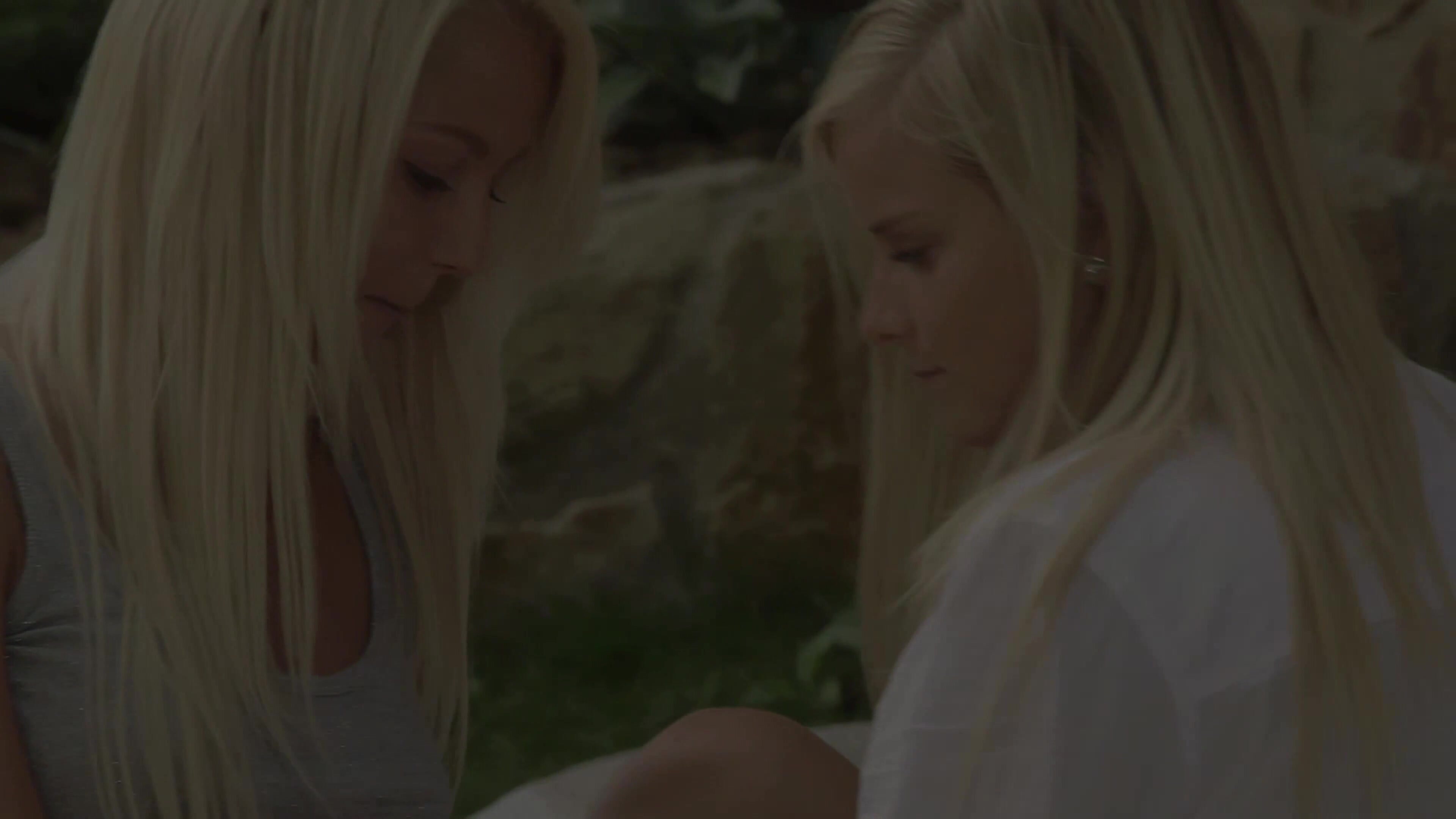Anneli & Mary - Picnic in Afternoon in 4K