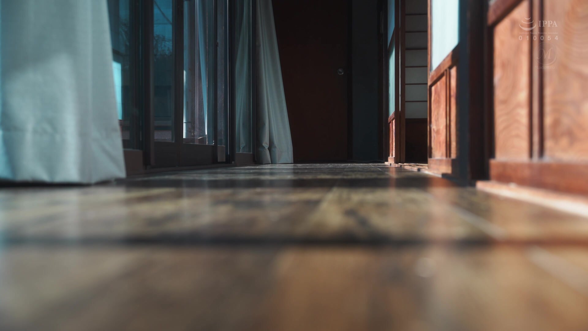 ROE-366 When I returned to Japan, my grandfather and mother were decking