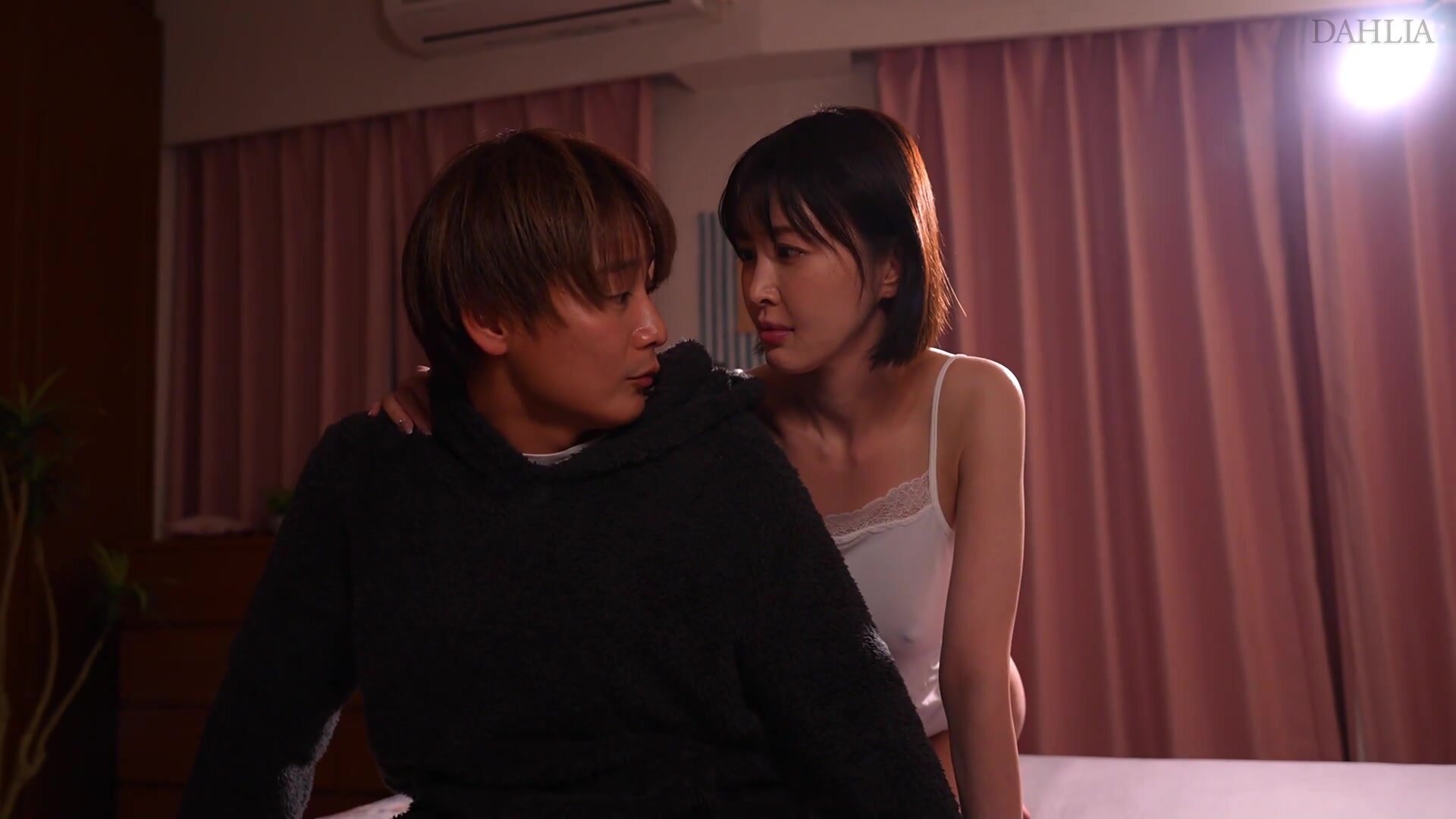 [DLDSS-404] In the absence of her husband, a frustrated man and his wife entangle saliva and shake himself