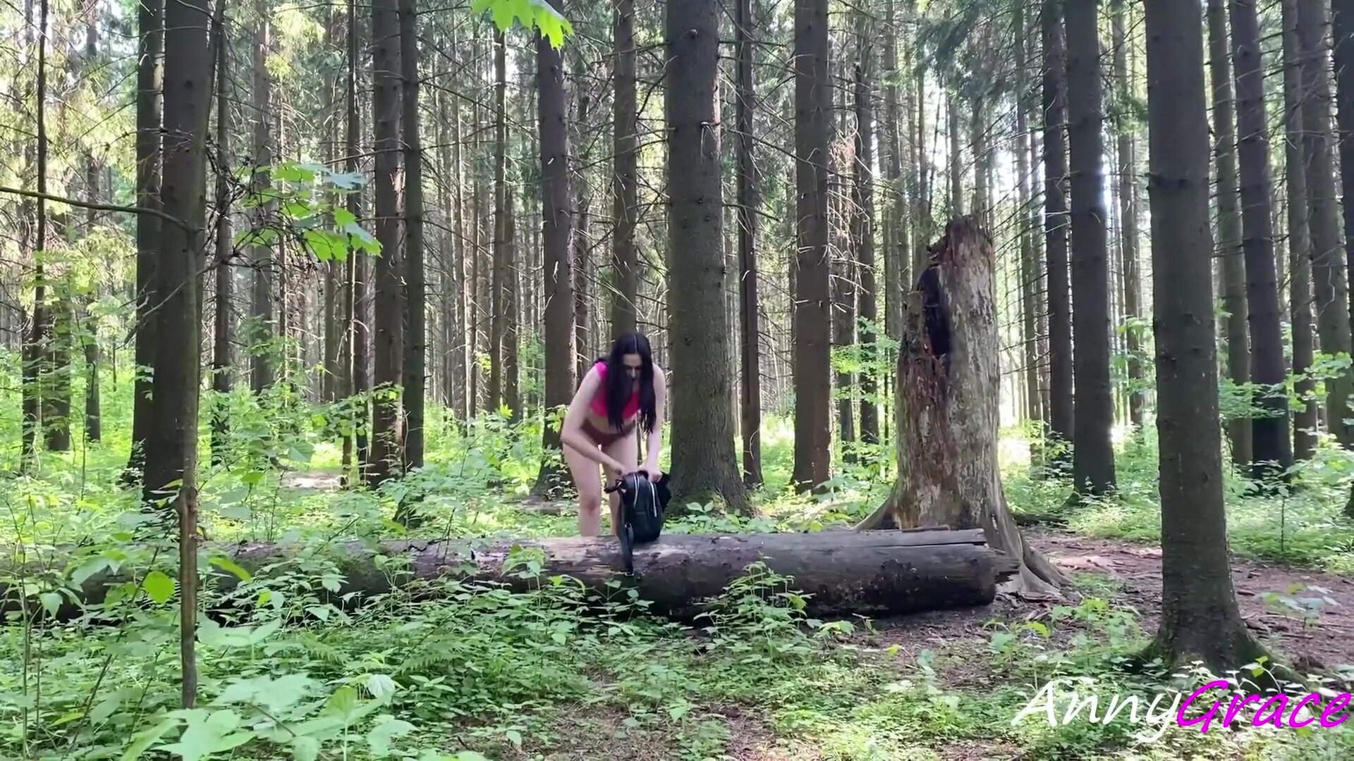 AnnyGrace - Sexy brunette undresses in the park