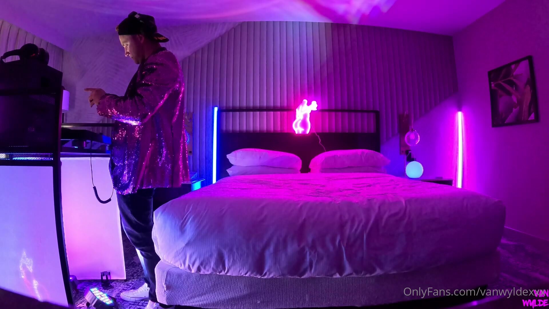 Ellie Nova - BTS DJ Scene With Van Wylde