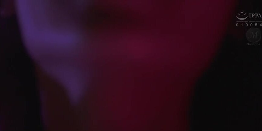 JUR-322 Happening Bar Married Woman NTR "It's for you..." My wife said, but before she knew it, she was obsessed with the men who flocked to her. Nao Jinguji