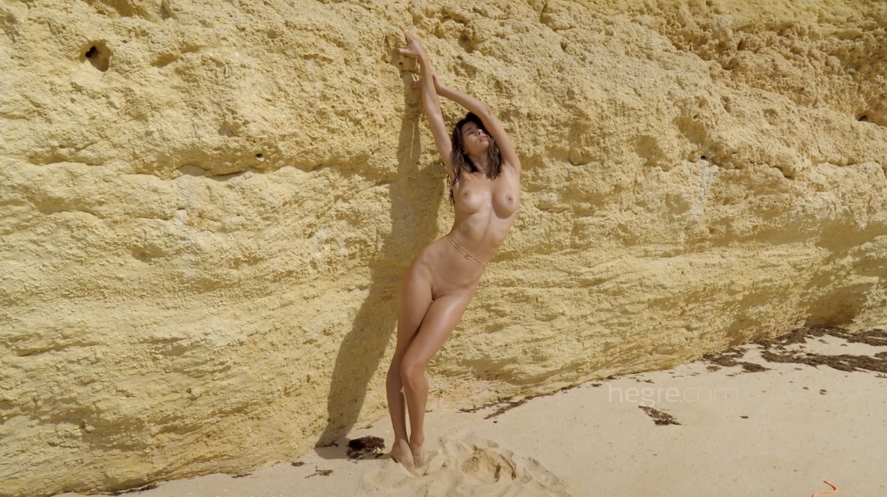 Anna L - Sexy Beach Shoot