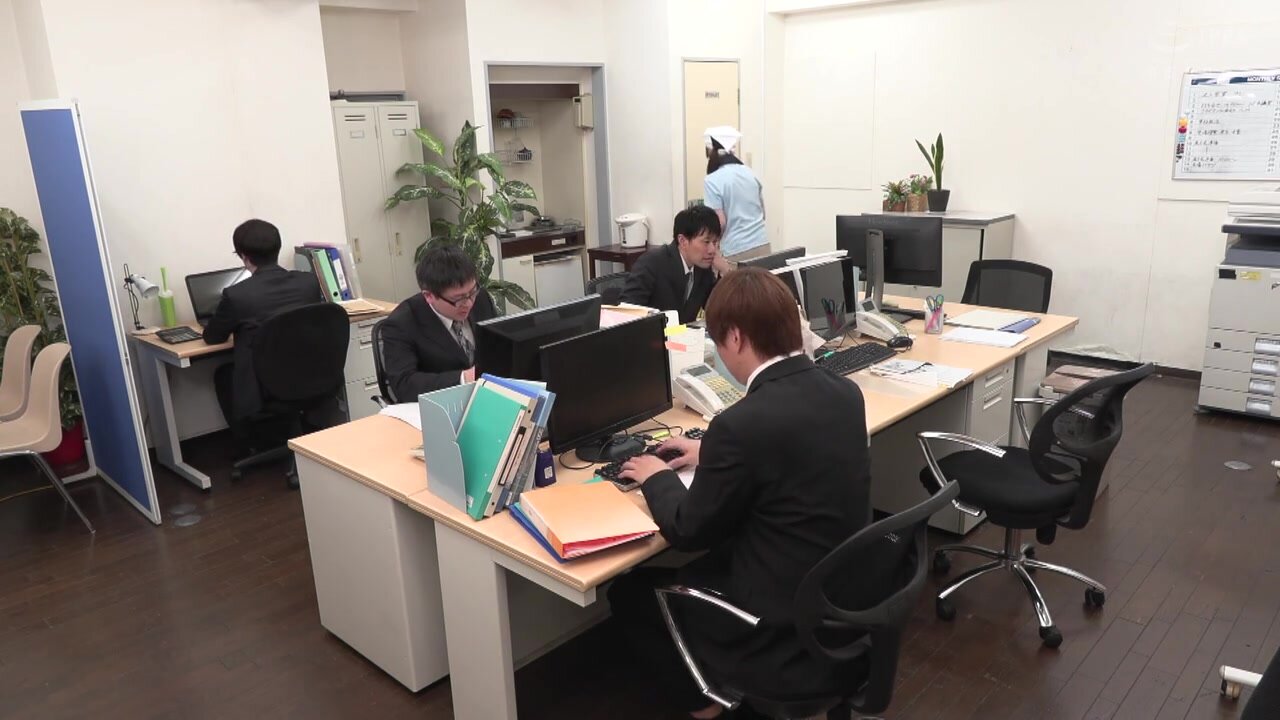 REAL-918 Semen-swallowing cleaner. I'm the type of person who can't say no, so I'm flowers to suck the dicks of many men at work and drink their semen... Momo Shiraishi