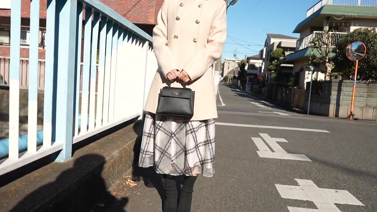 HMN-700 Newcomer: This female college student from a prestigious women's university has a beautiful ass when she takes off her clothes!! When she puts on a thong, her nipples become hard and she shakes her hips in her cowgirl creampie debut!! Fuu Torai