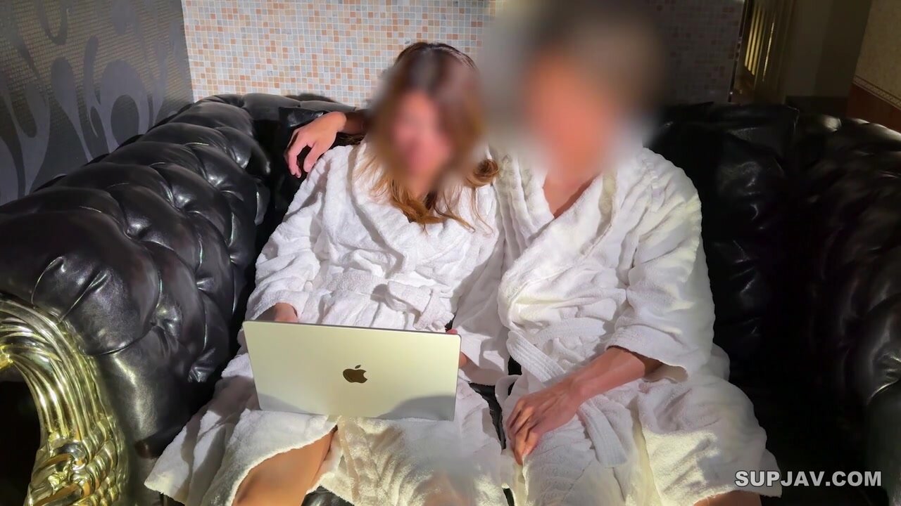 Completely Amateur Real Video The Real Story Of A Man And Woman With Secret Accounts Who Met On SNS. A Dirty Woman Who Can't Wait In The Shower And Masturbates Doesn't Let Go Of The Dildo Even When She Has A Dick In Her Mouth, So I Made Her Squirt A Lot W