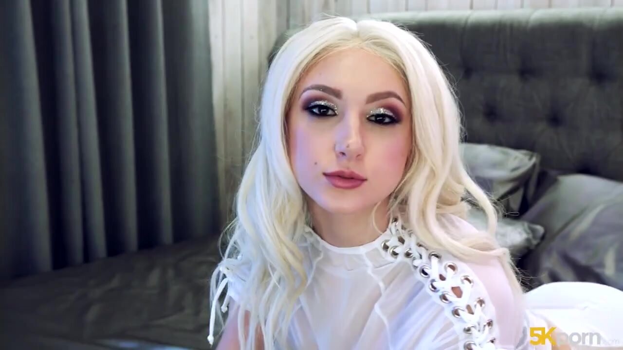Skylar Vox - 19 And Busty [HD Porn]