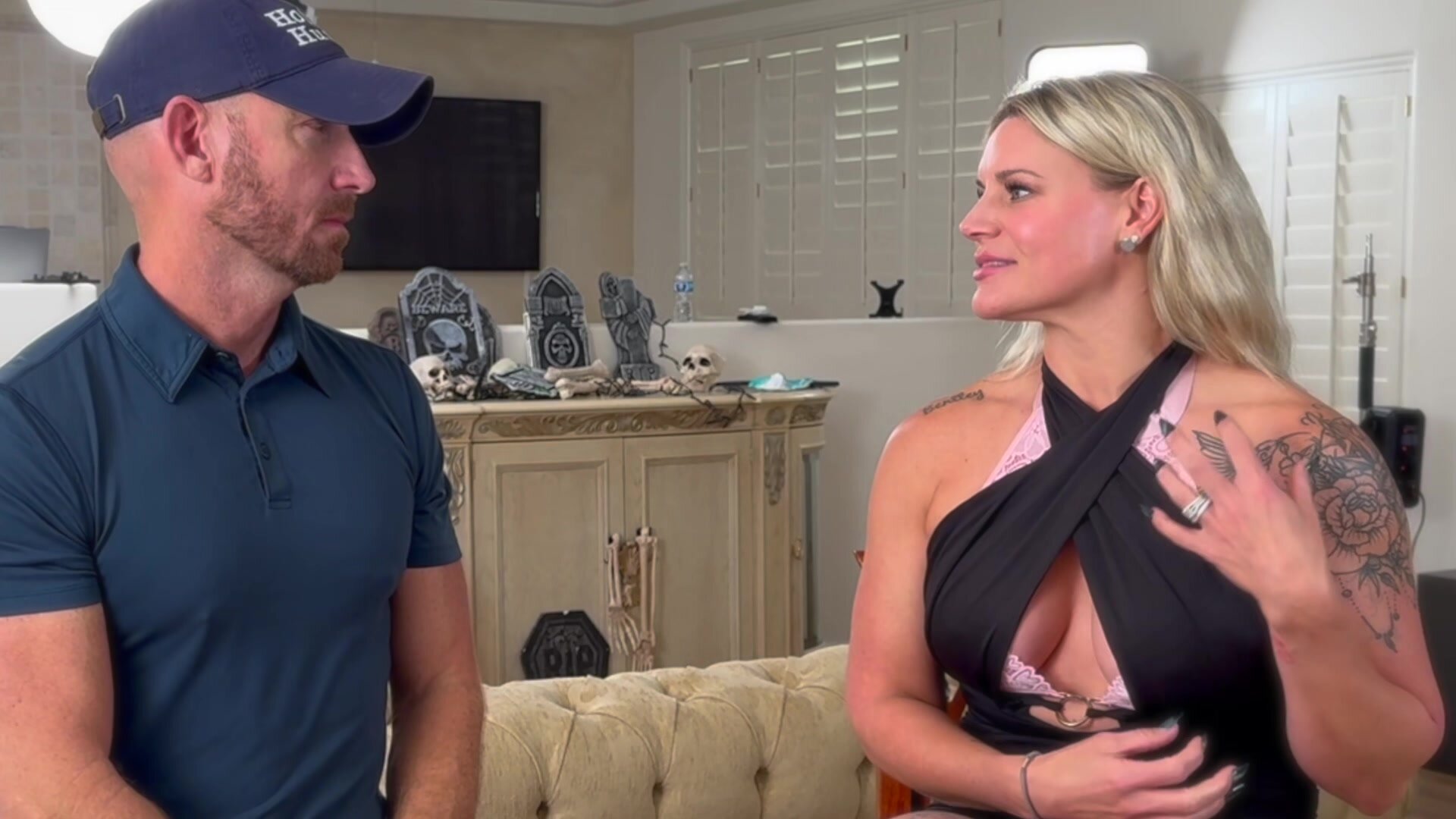 Cameryn Morie - Hotwife Hunter hunts down MILF for a steamy interview