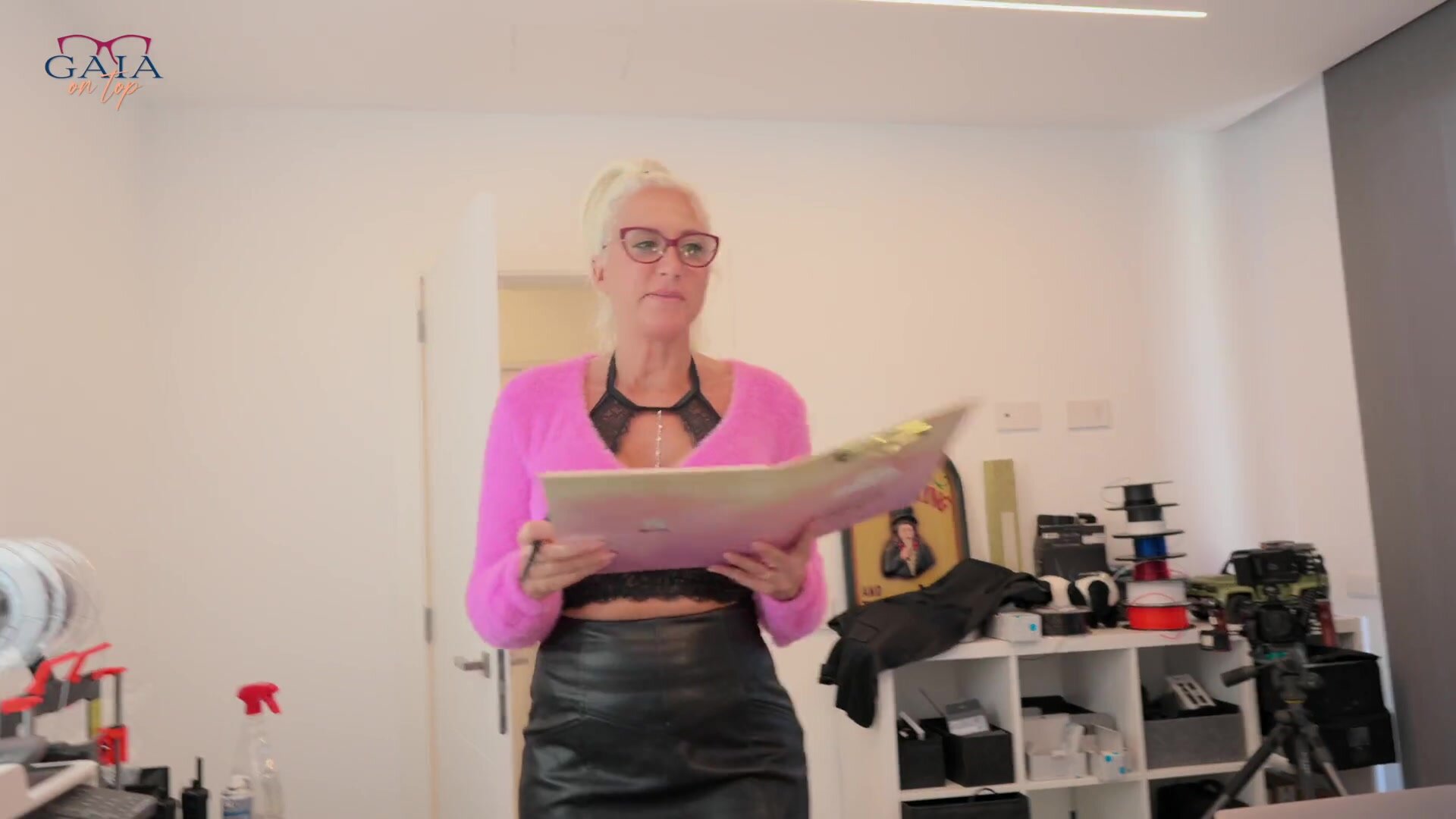 GaiaOnTop - DIRTY MILF SECRETARY Ep.1 ¦ Fucks her Boss from under the Desk while he is in a ZOOM Meeting