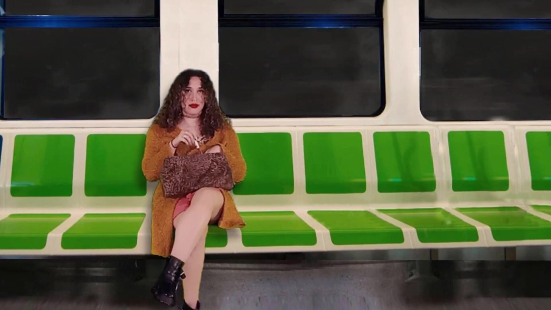 Latin Queen - Seduciendo a un amigo en el tren