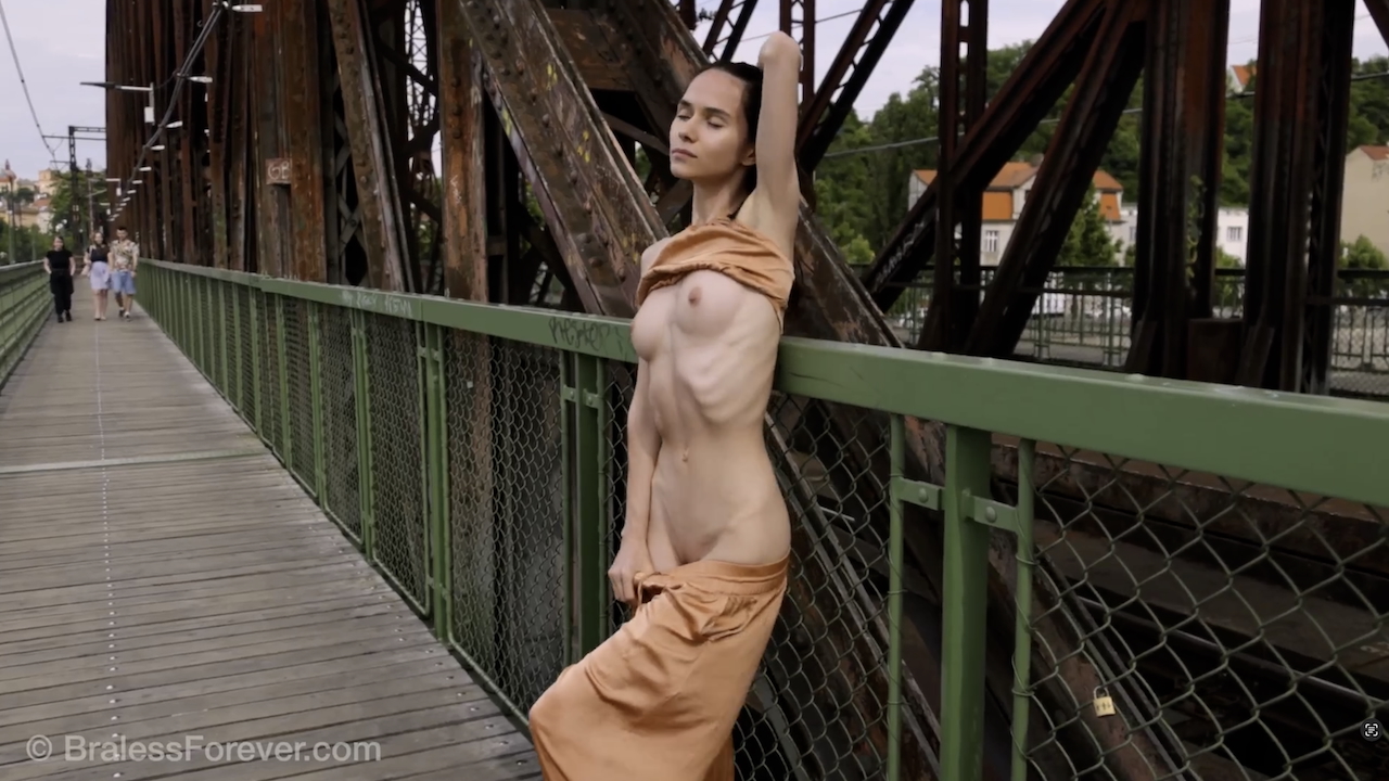 Leona Mia - Flashing the Town