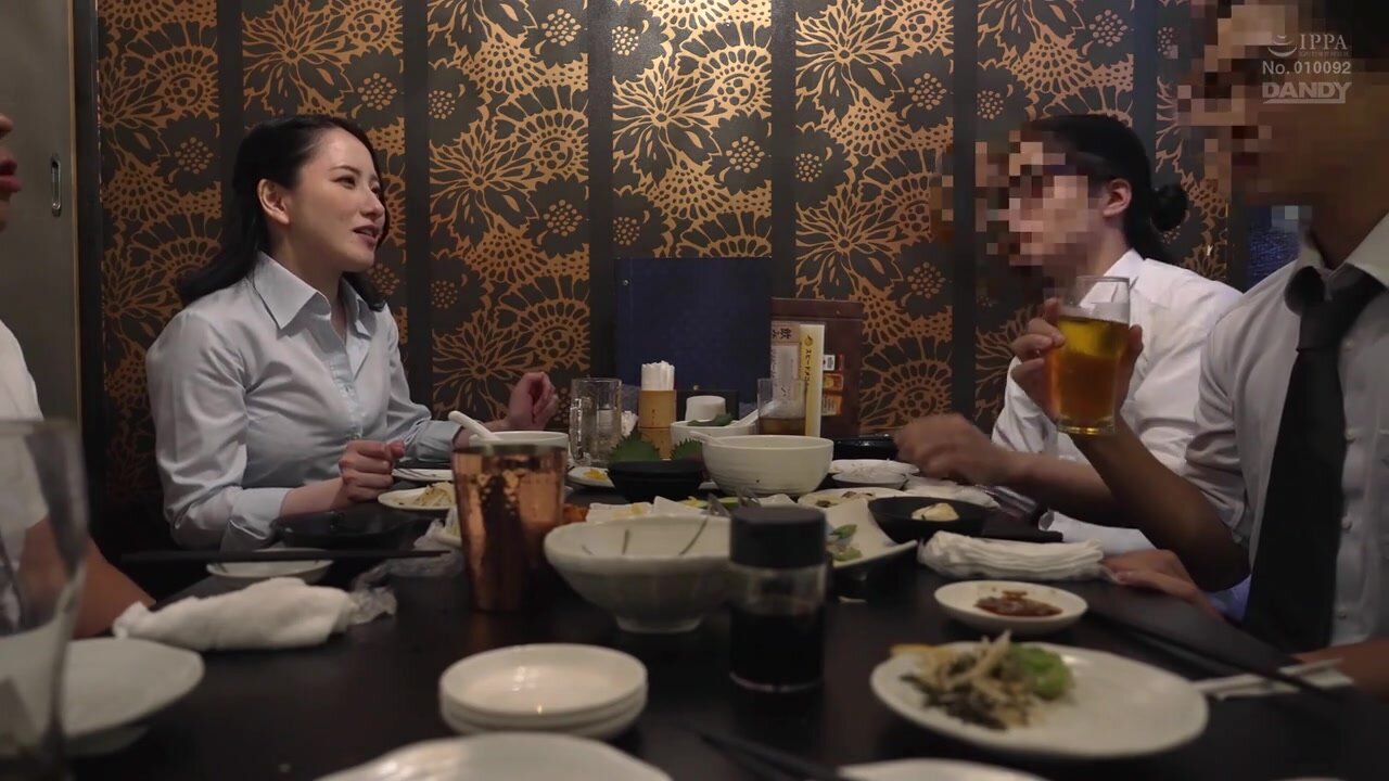 DANDY-899 Passersby take a second look! A drunk married woman boss gets turned on by a surprise street kiss like the protagonist of a drama and can't stop wanting to cheat