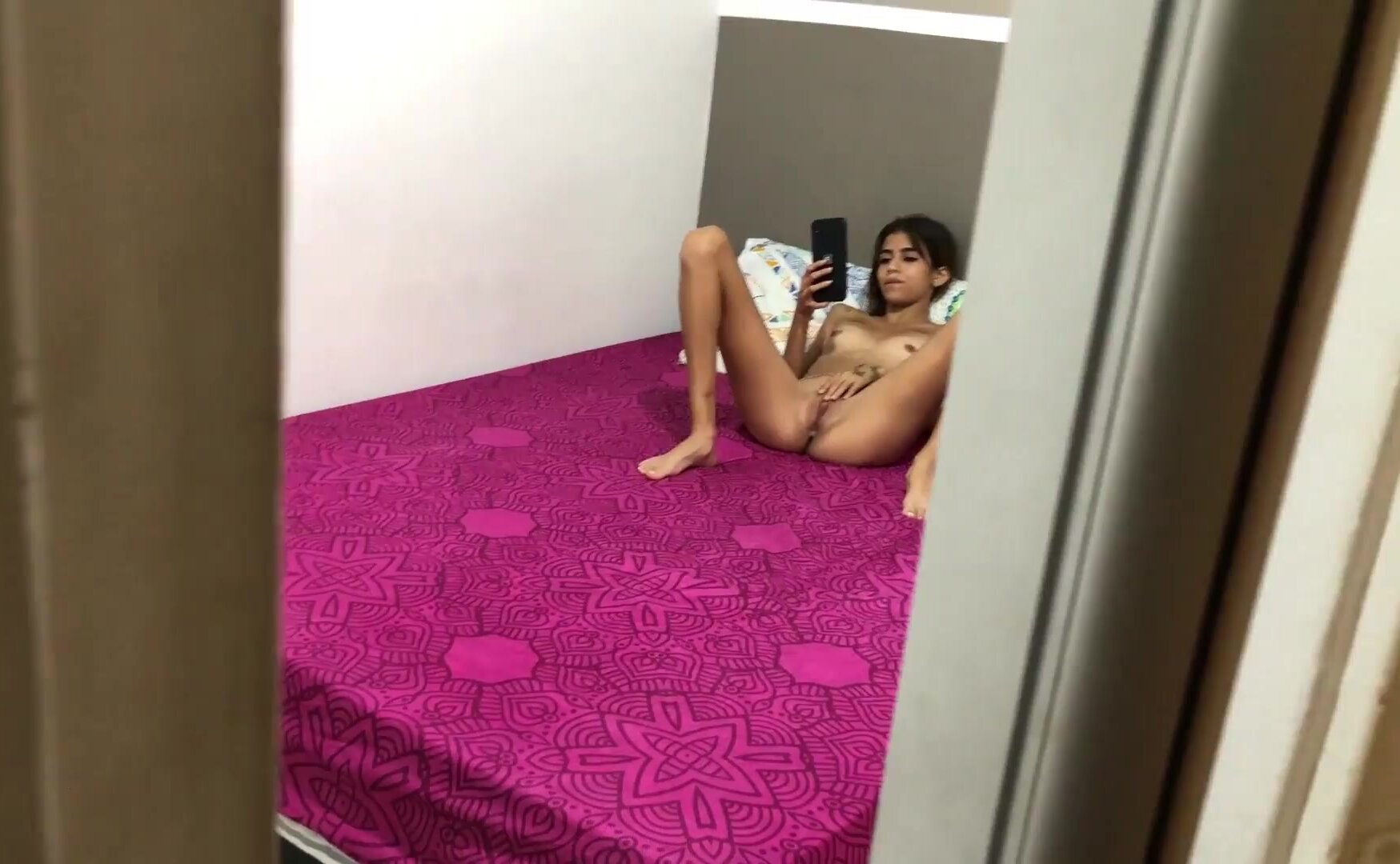 Andrea1010 - Descubro a mi pequena hermanastra masturbandose por primera vez y le digo que me lo mame