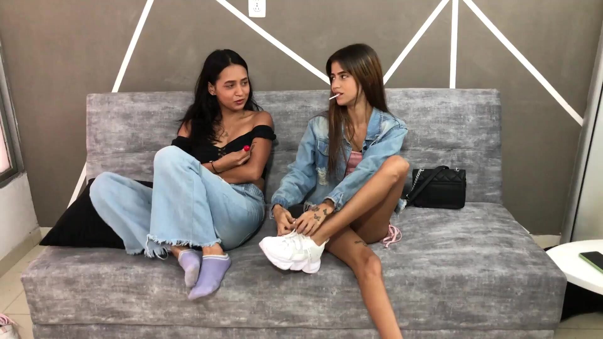 Andrea1010 - Hermanastra bisexual se ponen cachondas despues de llegar de fiesta gran lesbico
